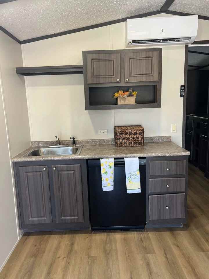 5214 Guthrie St - Photo 6 of 18