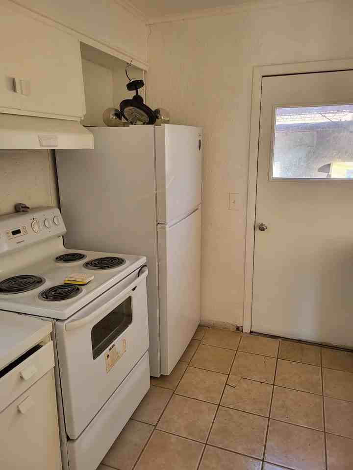 1521 Nw 45th St - Photo 3 of 9