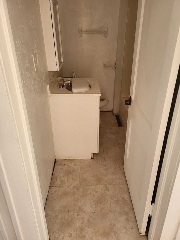 1521 Nw 45th St - Photo 7 of 9