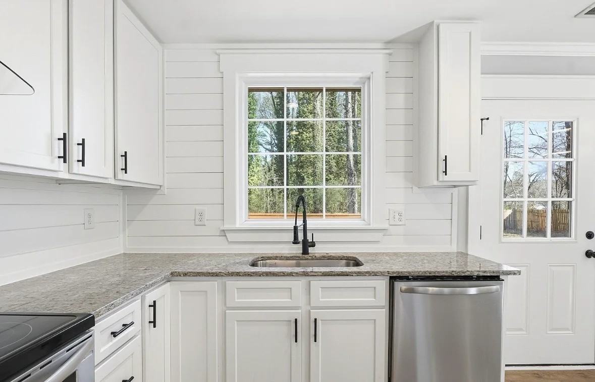 445 Arnold Ave - Photo 5 of 15