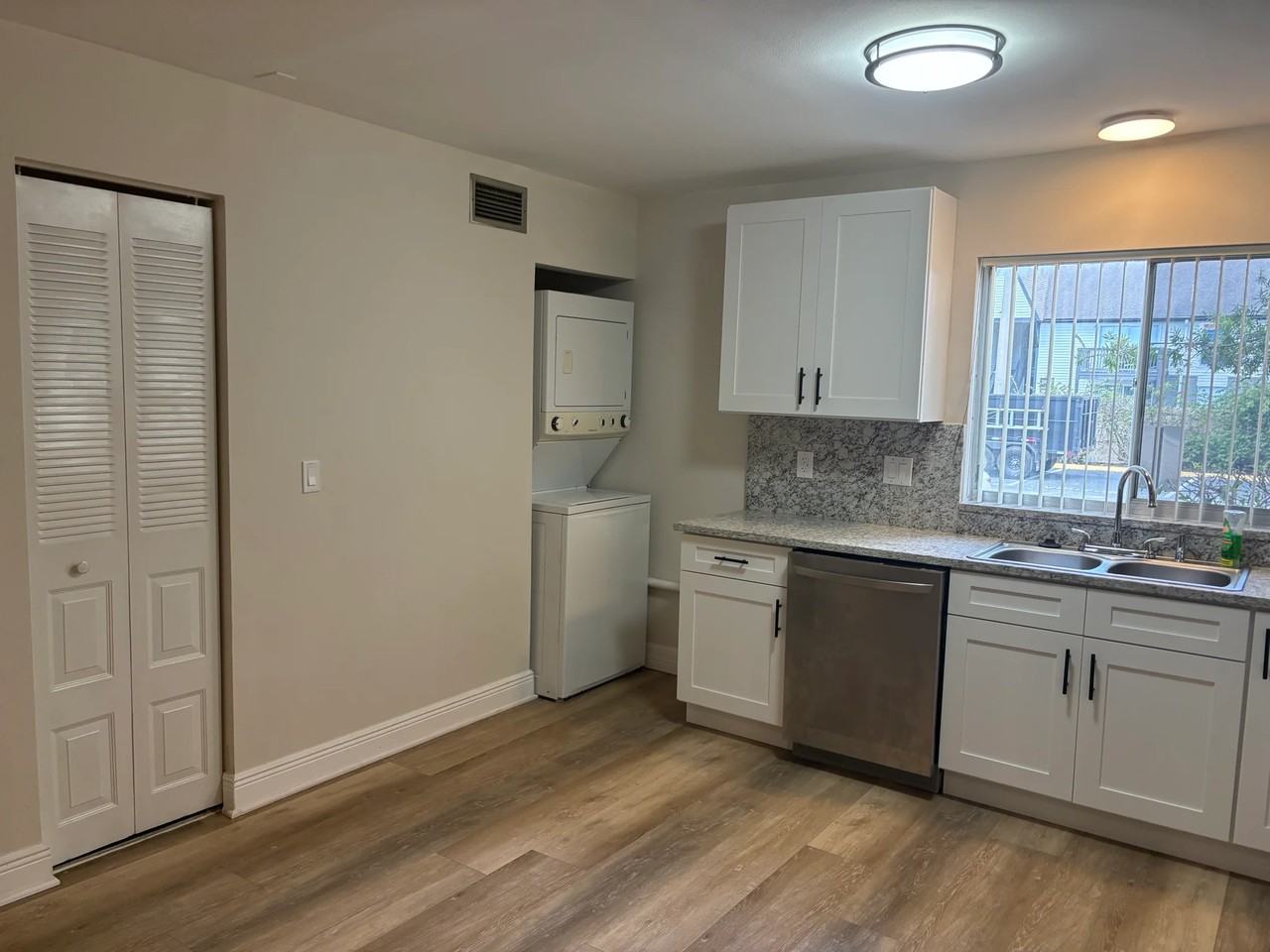 3802 N Lake Dr #20 - Photo 4 of 12