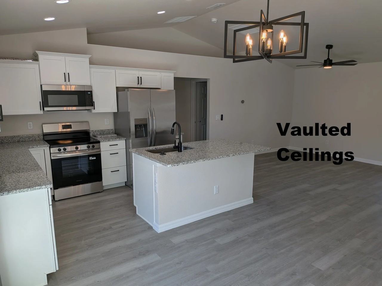 7352 Quarry St - Photo 6 of 20