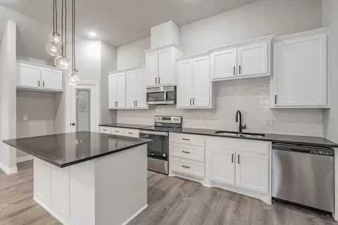 5903 Black Pine Cir - Photo 3 of 10