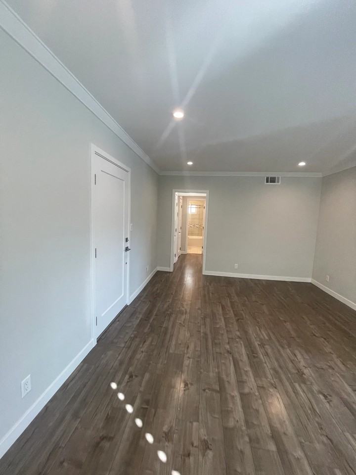 5410 Packard St - Photo 3 of 11