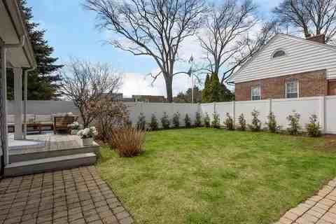 142 Oldfield Rd - Photo 5 of 20