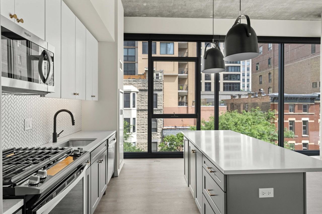 129 W Huron St - Photo 2 of 20