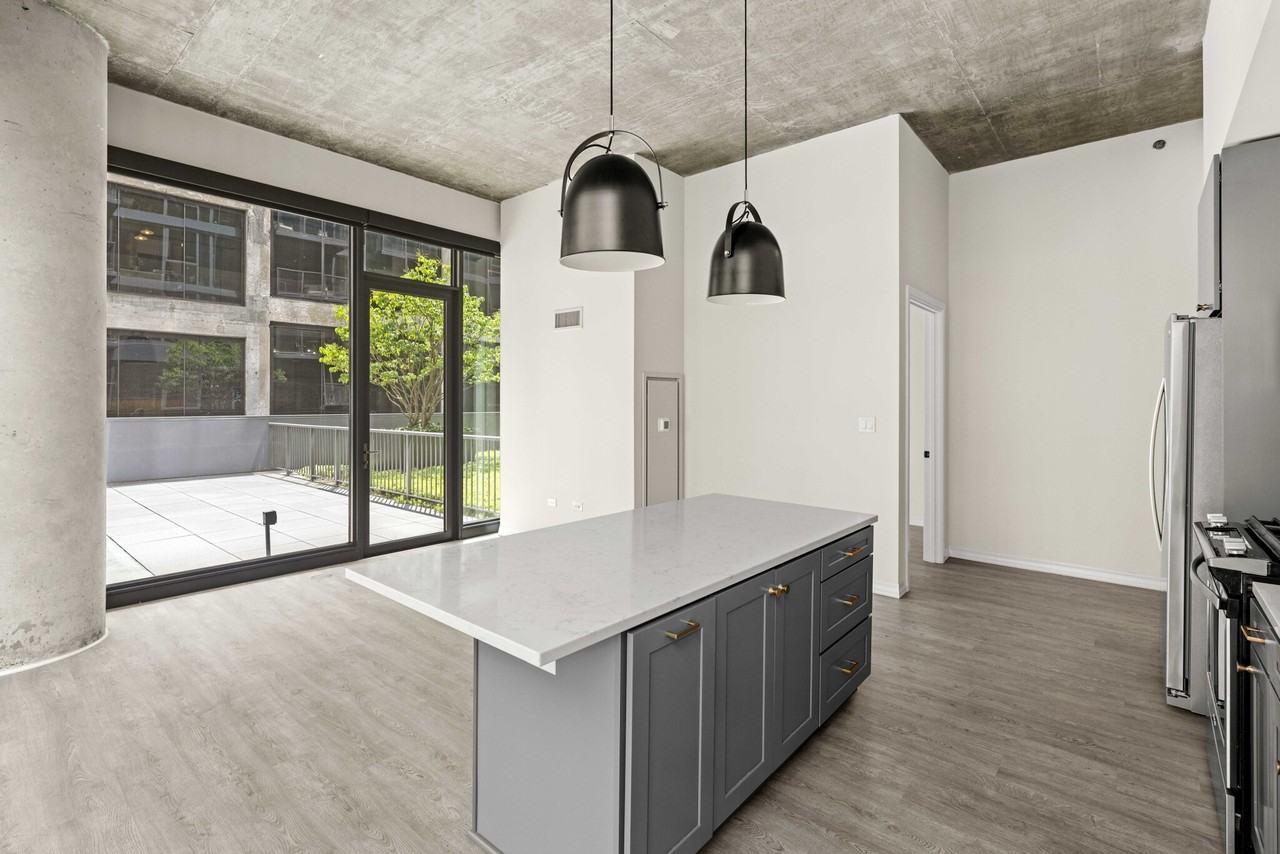 129 W Huron St - Photo 5 of 20