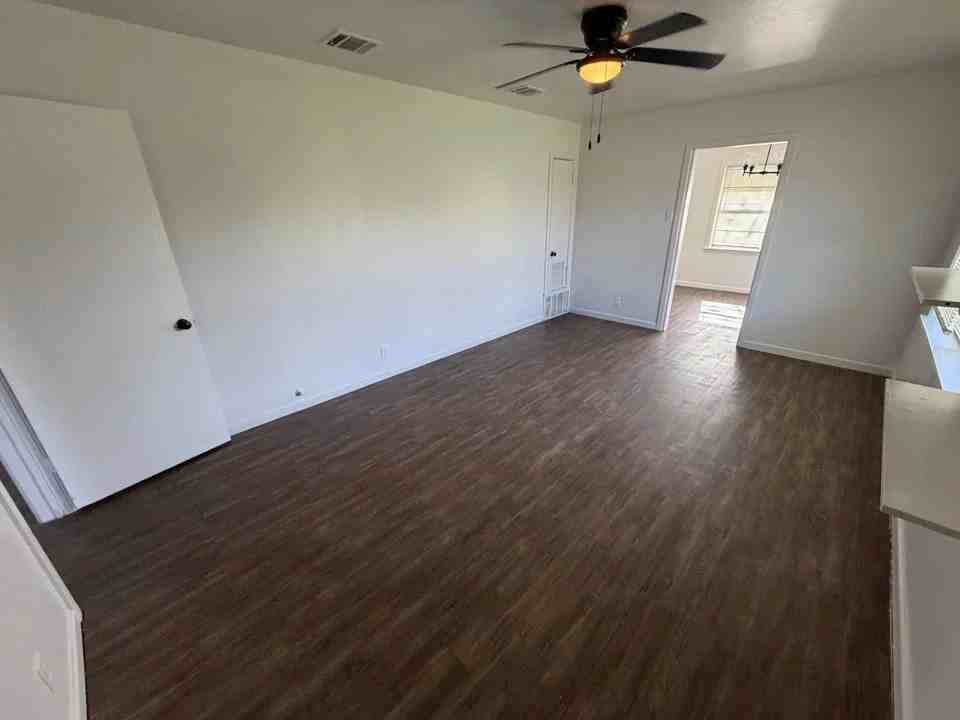 344 Leroy Pkwy - Photo 2 of 9