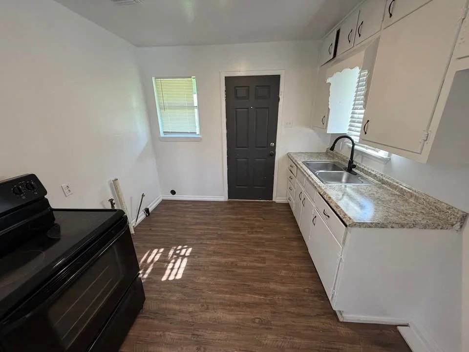 344 Leroy Pkwy - Photo 5 of 9