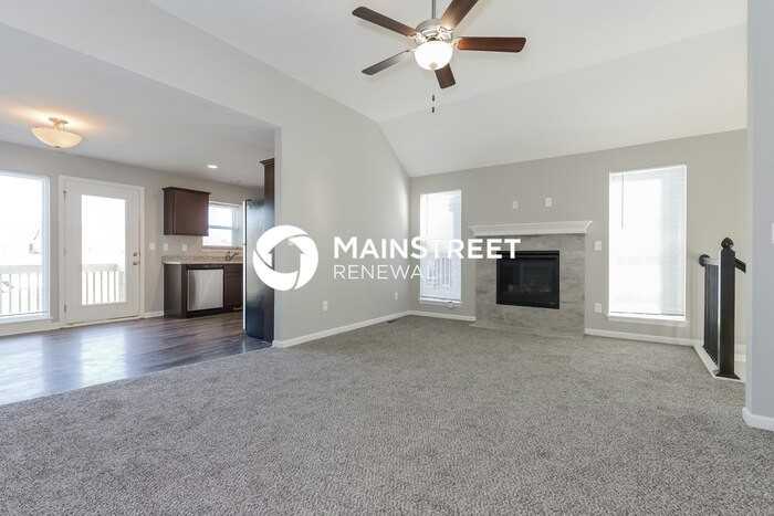 100 Samantha St - Photo 3 of 17