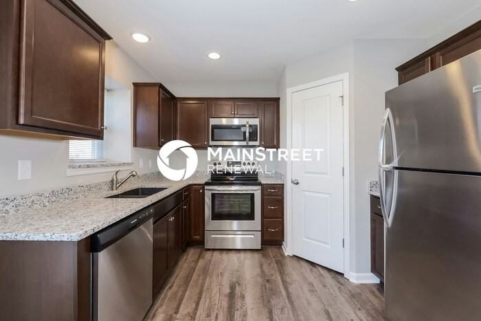 100 Samantha St - Photo 5 of 17