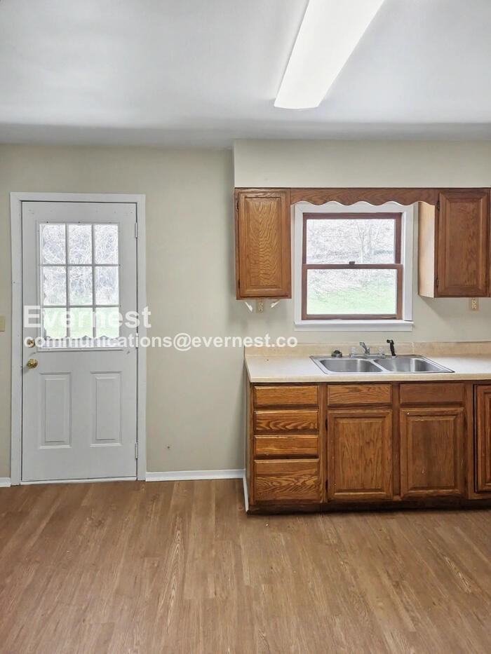 187 Glenn St - Photo 2 of 9