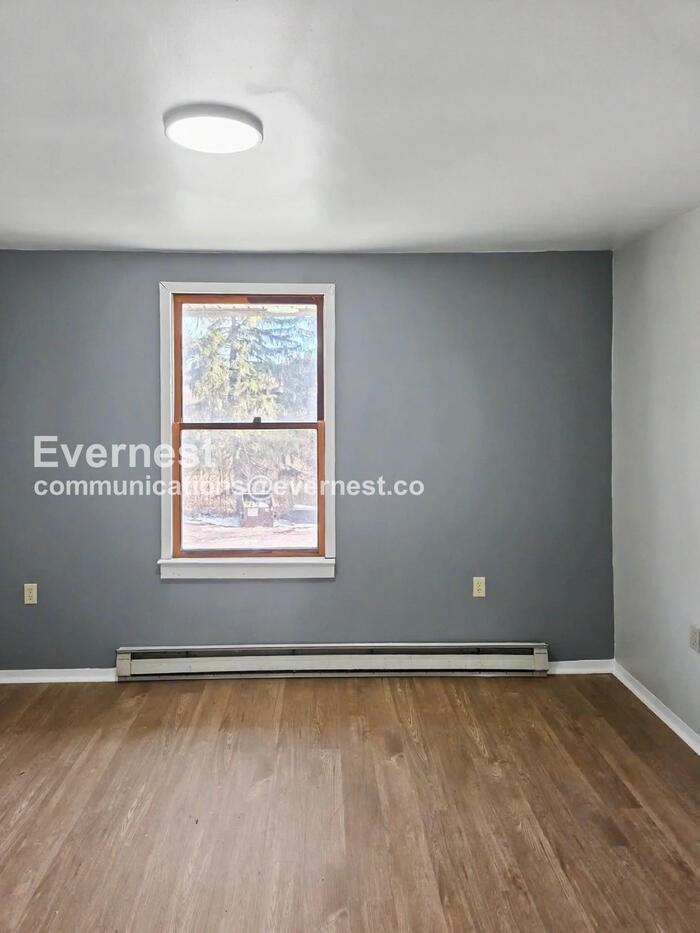 187 Glenn St - Photo 4 of 9