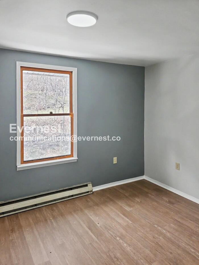 187 Glenn St - Photo 5 of 9