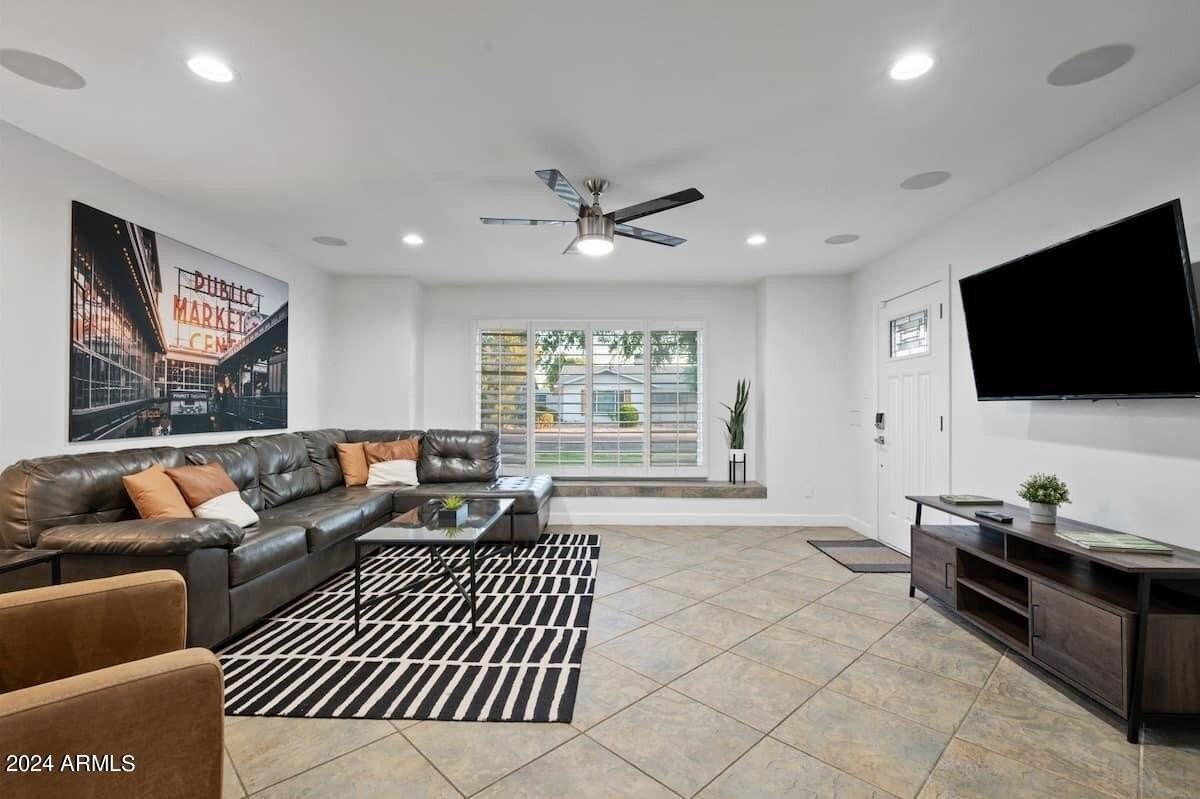 8336 E Sells Dr - Photo 7 of 35