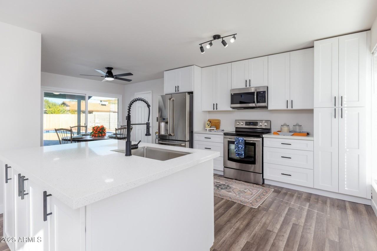 2936 W Michelle Dr - Photo 4 of 32