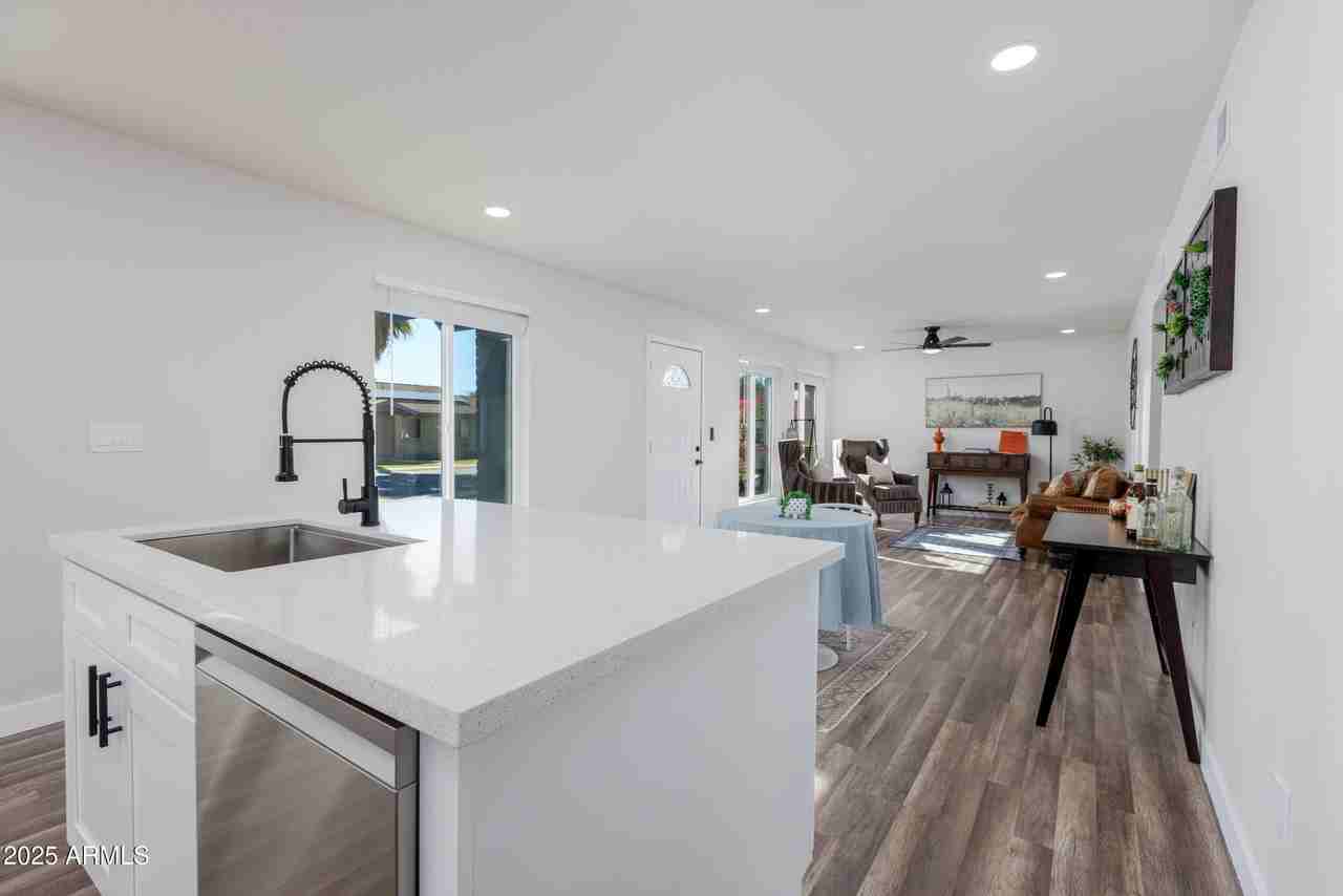 2936 W Michelle Dr - Photo 5 of 32