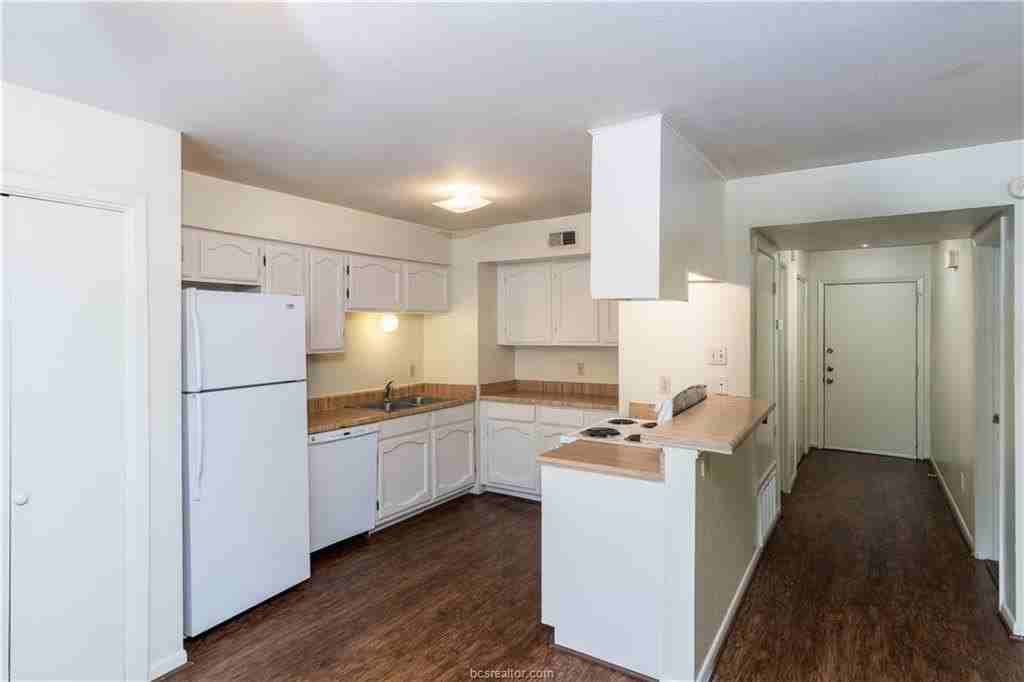 811 Yegua St Apt 3 - Photo 2 of 6