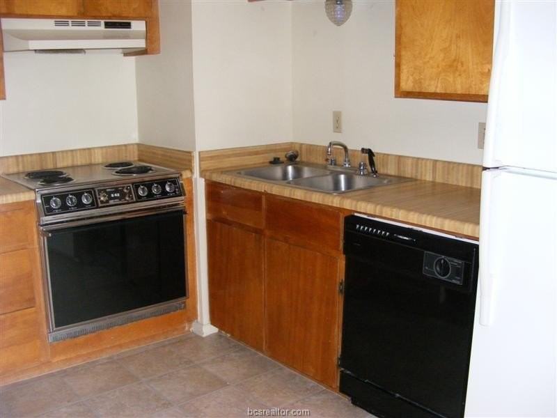 703 Yegua St Apt 4 - Photo 2 of 10