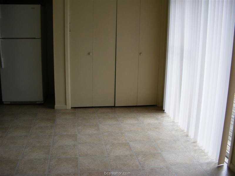 703 Yegua St Apt 4 - Photo 3 of 10