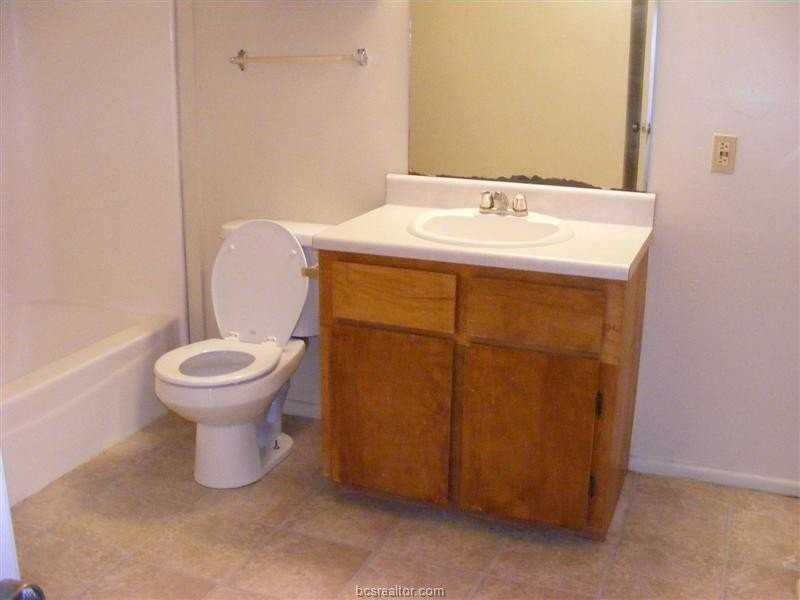 703 Yegua St Apt 4 - Photo 5 of 10