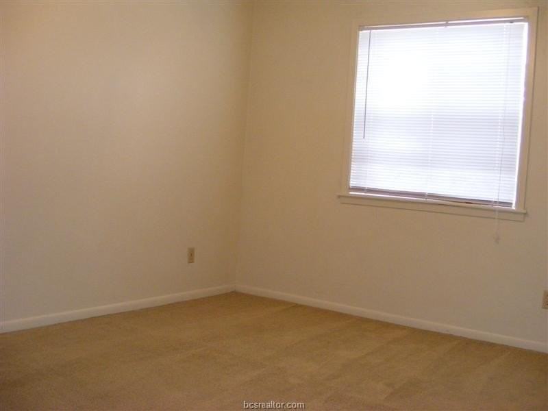 703 Yegua St Apt 4 - Photo 6 of 10