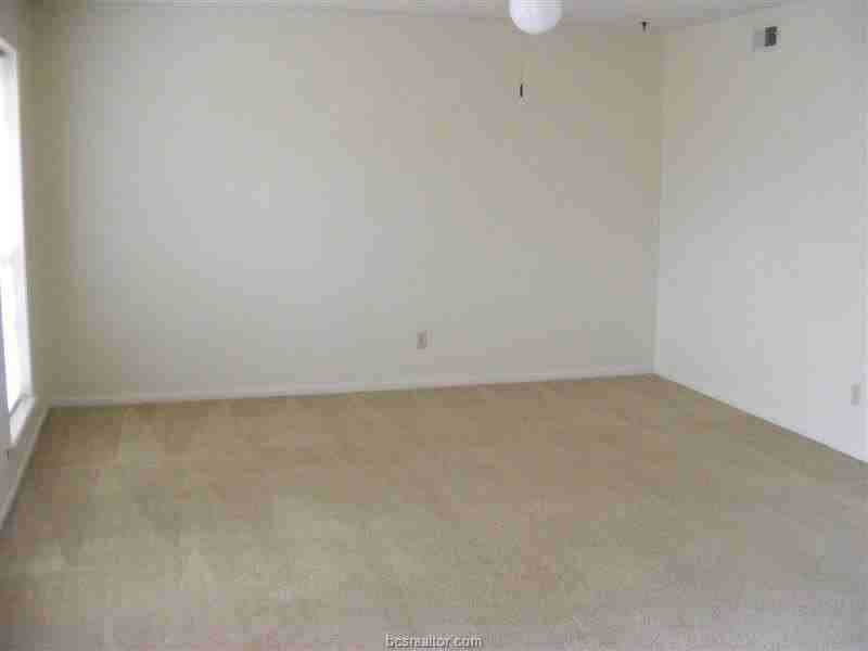 703 Yegua St Apt 4 - Photo 7 of 10