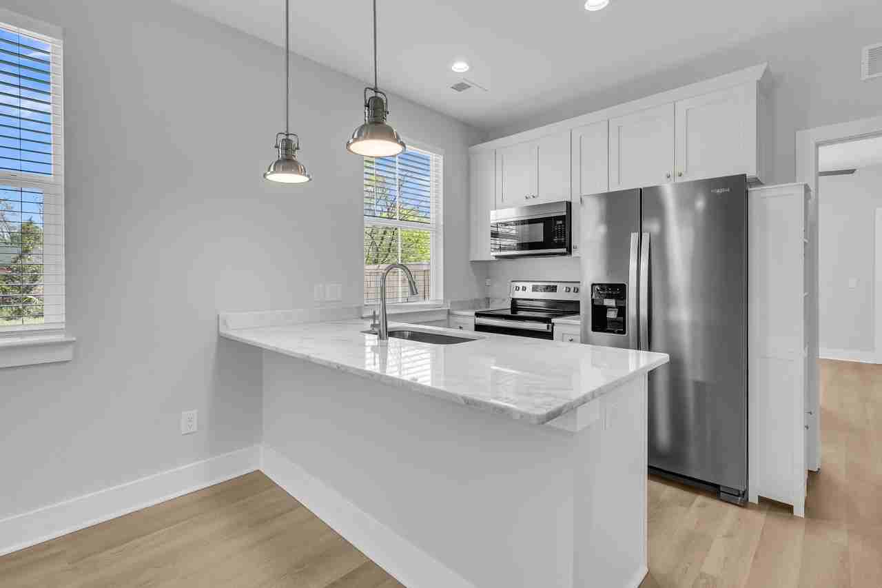 1995 Forest Ave - Photo 3 of 26