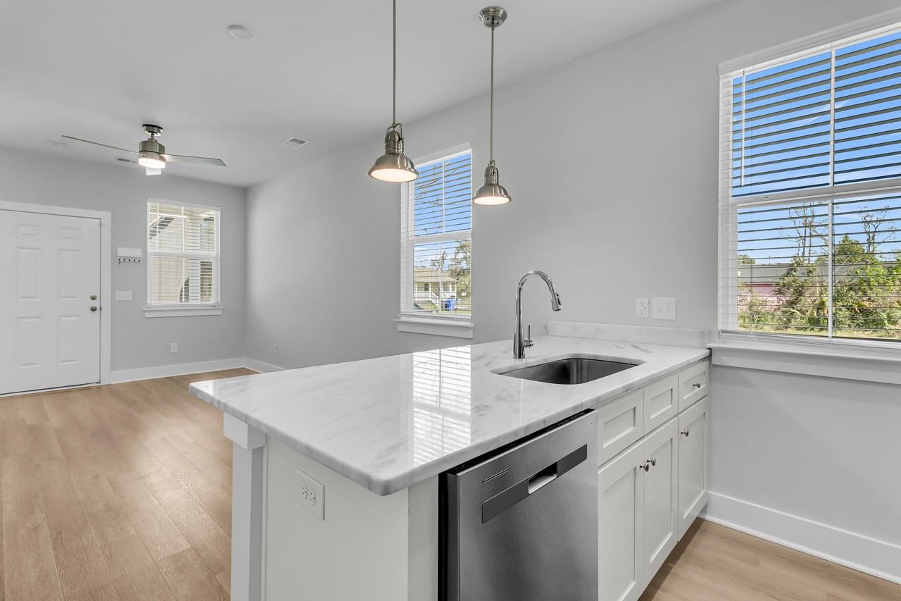 1995 Forest Ave - Photo 4 of 26