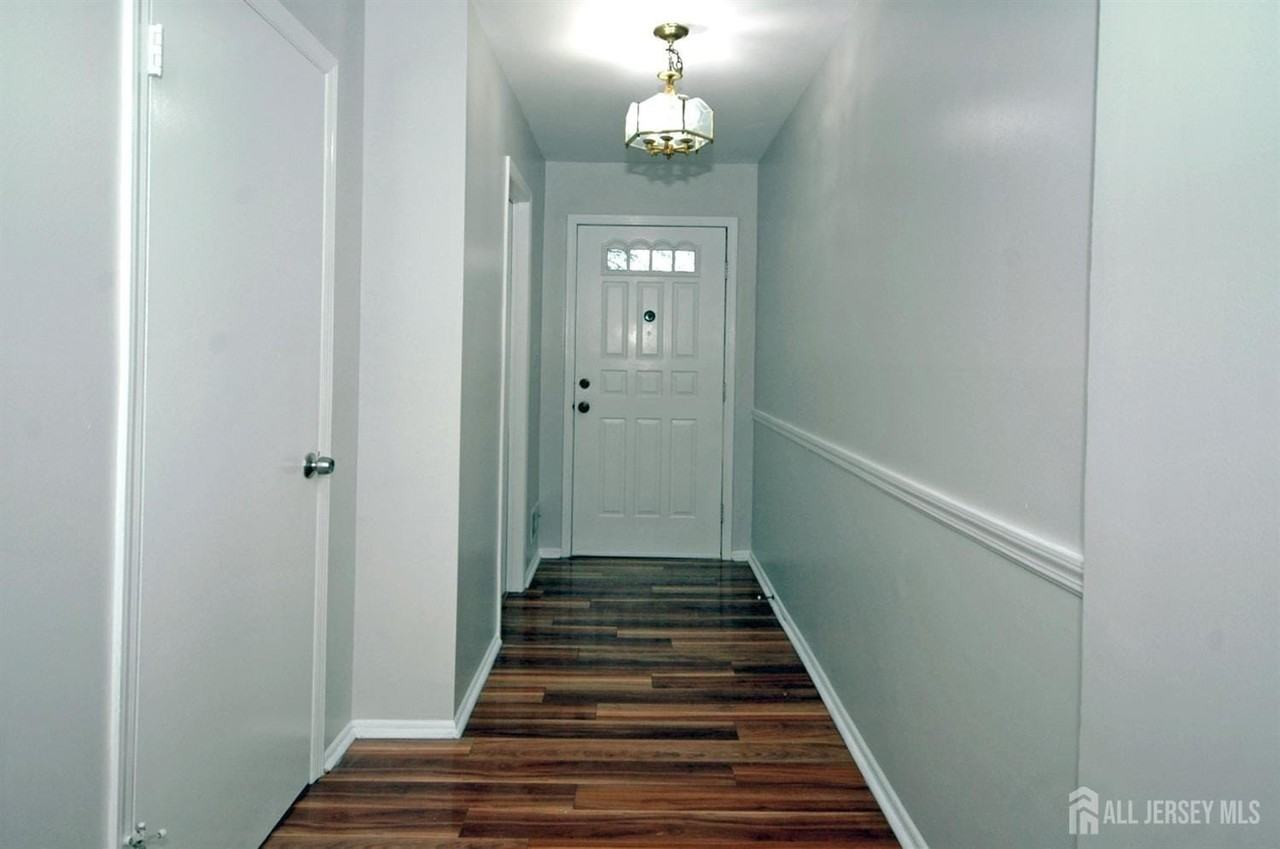 4 White Oaks Dr - Photo 3 of 33