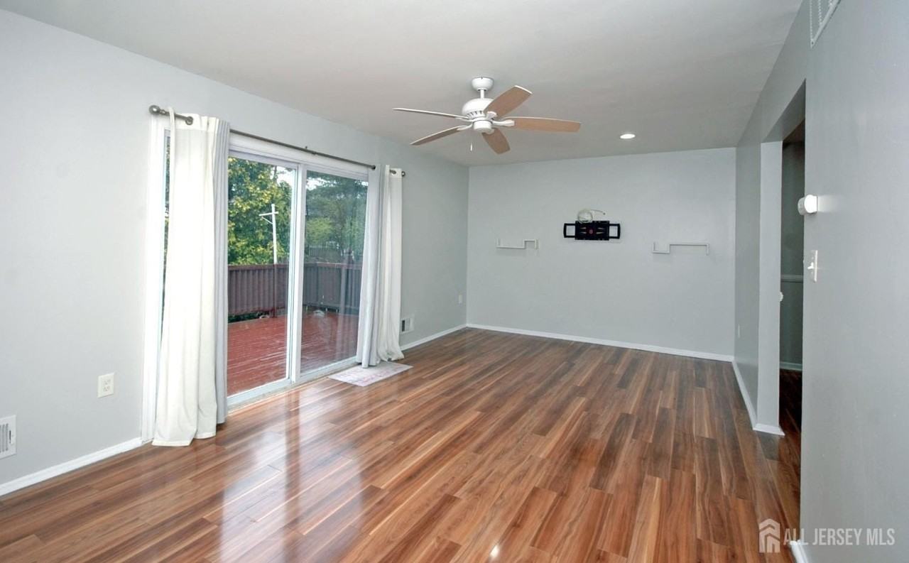 4 White Oaks Dr - Photo 5 of 33