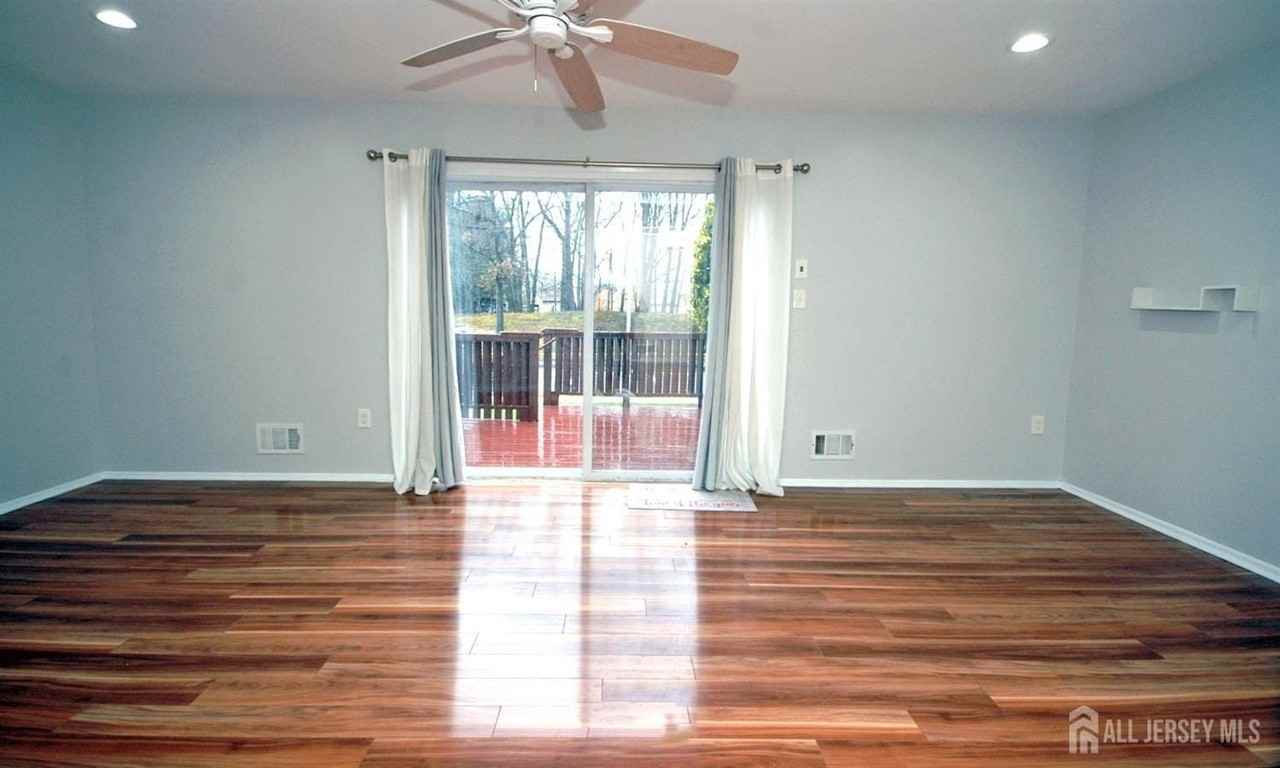 4 White Oaks Dr - Photo 6 of 33