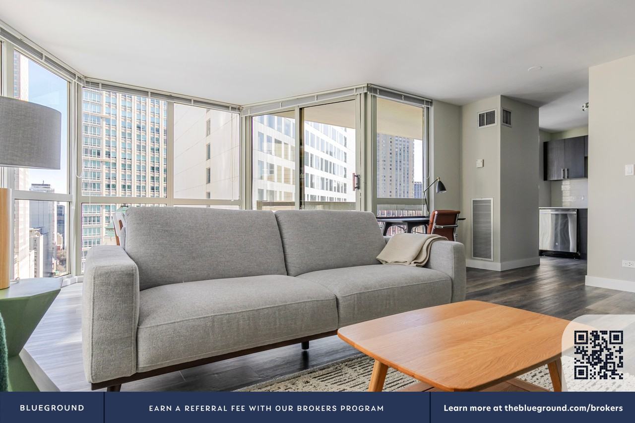 1 East Delaware Place - Photo 4 of 38