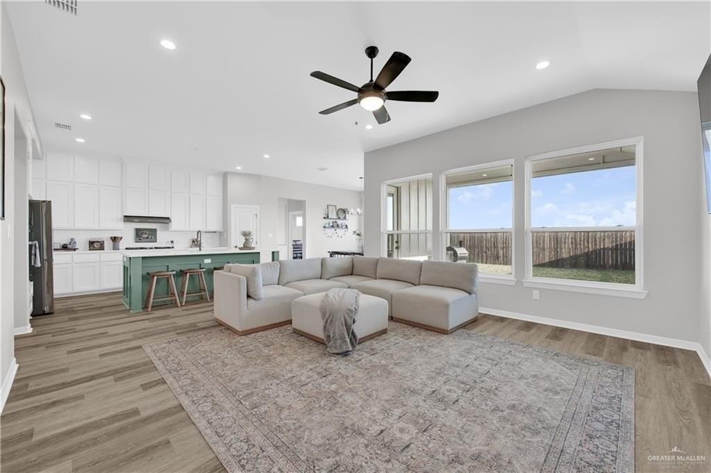 13704 Belle Ct - Photo 3 of 25