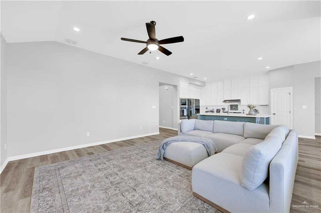 13704 Belle Ct - Photo 4 of 25