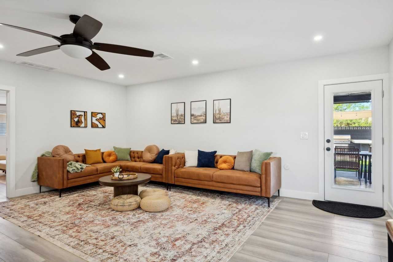 636 E 6th Pl #1502668P - Photo 4 of 49