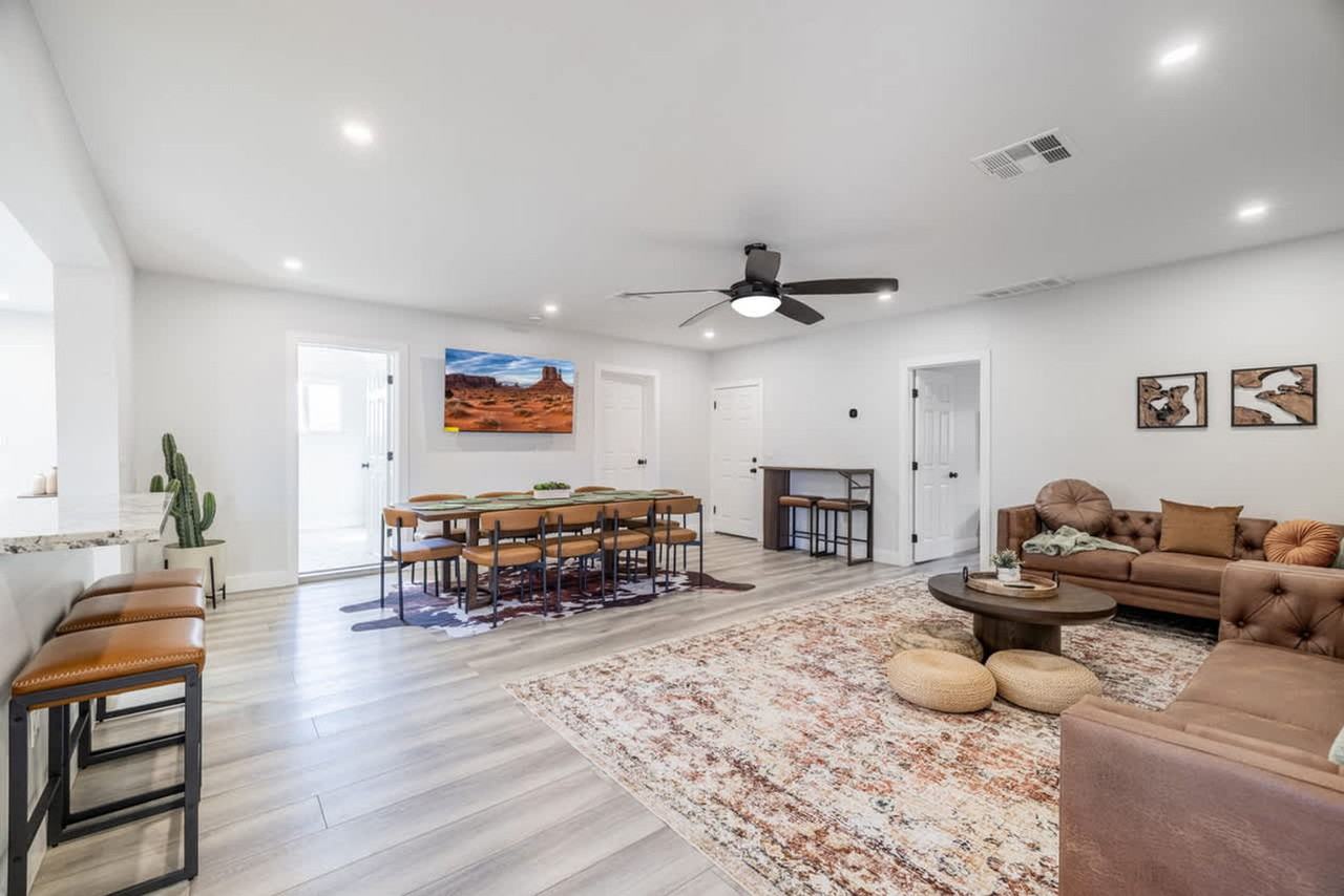 636 E 6th Pl #1502668P - Photo 5 of 49