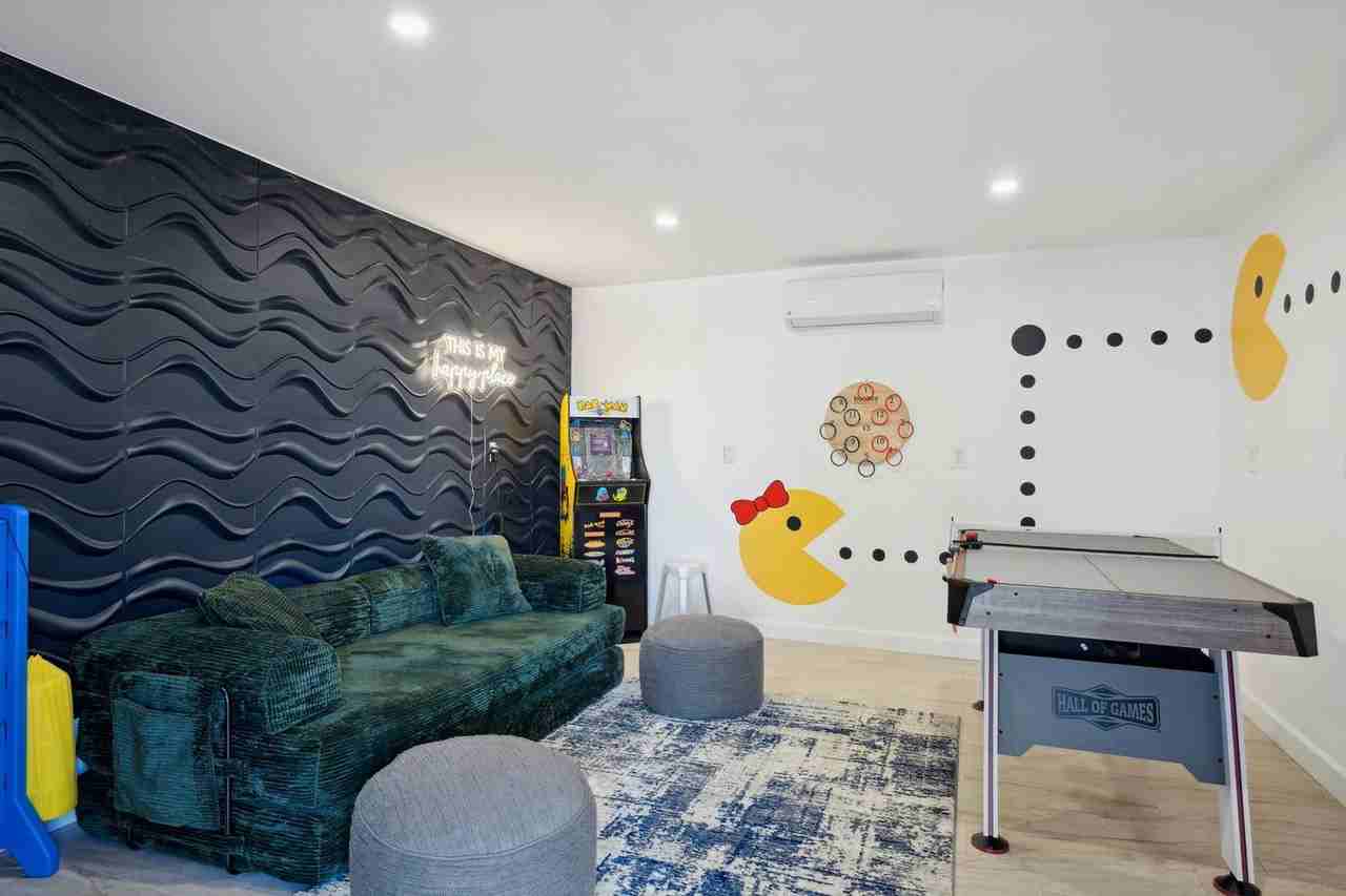 636 E 6th Pl #1502668P - Photo 6 of 49