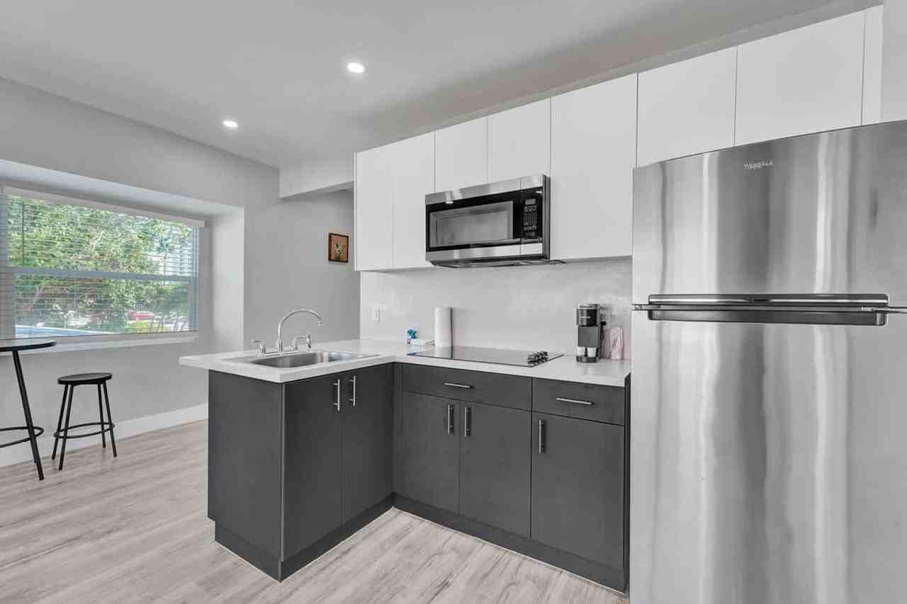 906 North Riverside Drive - Photo 2 of 104