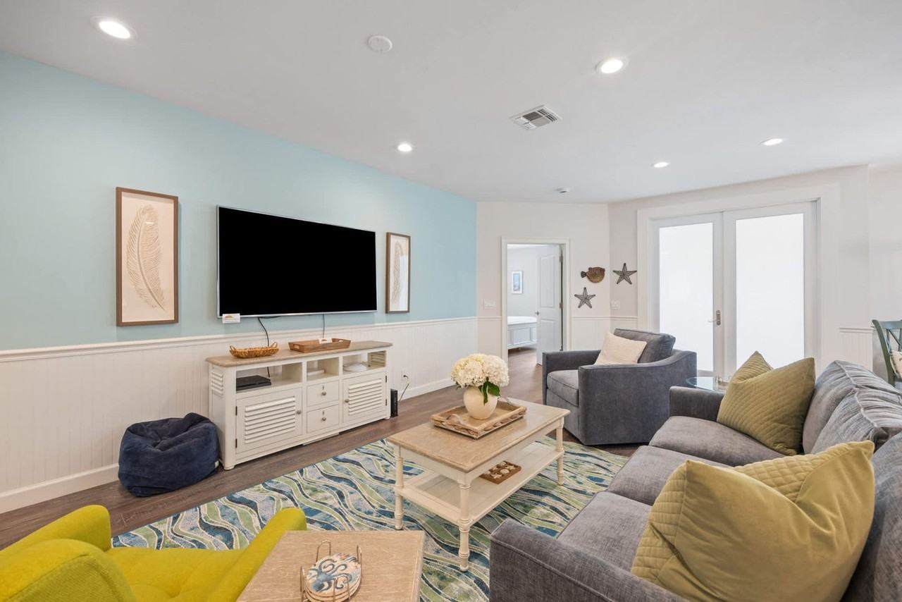 551 91st Ave N #1504170P - Photo 2 of 36