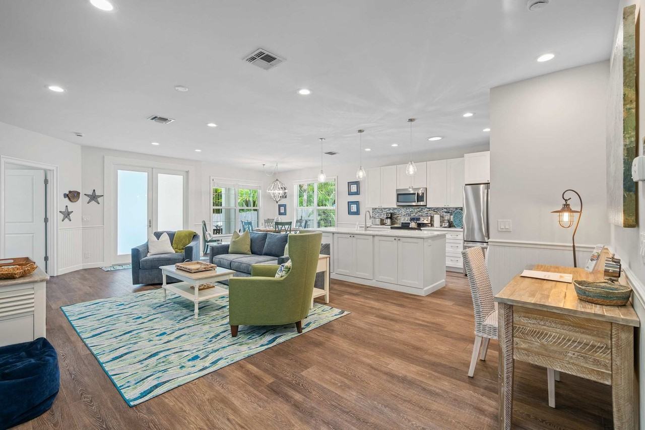 551 91st Ave N #1504170P - Photo 3 of 36