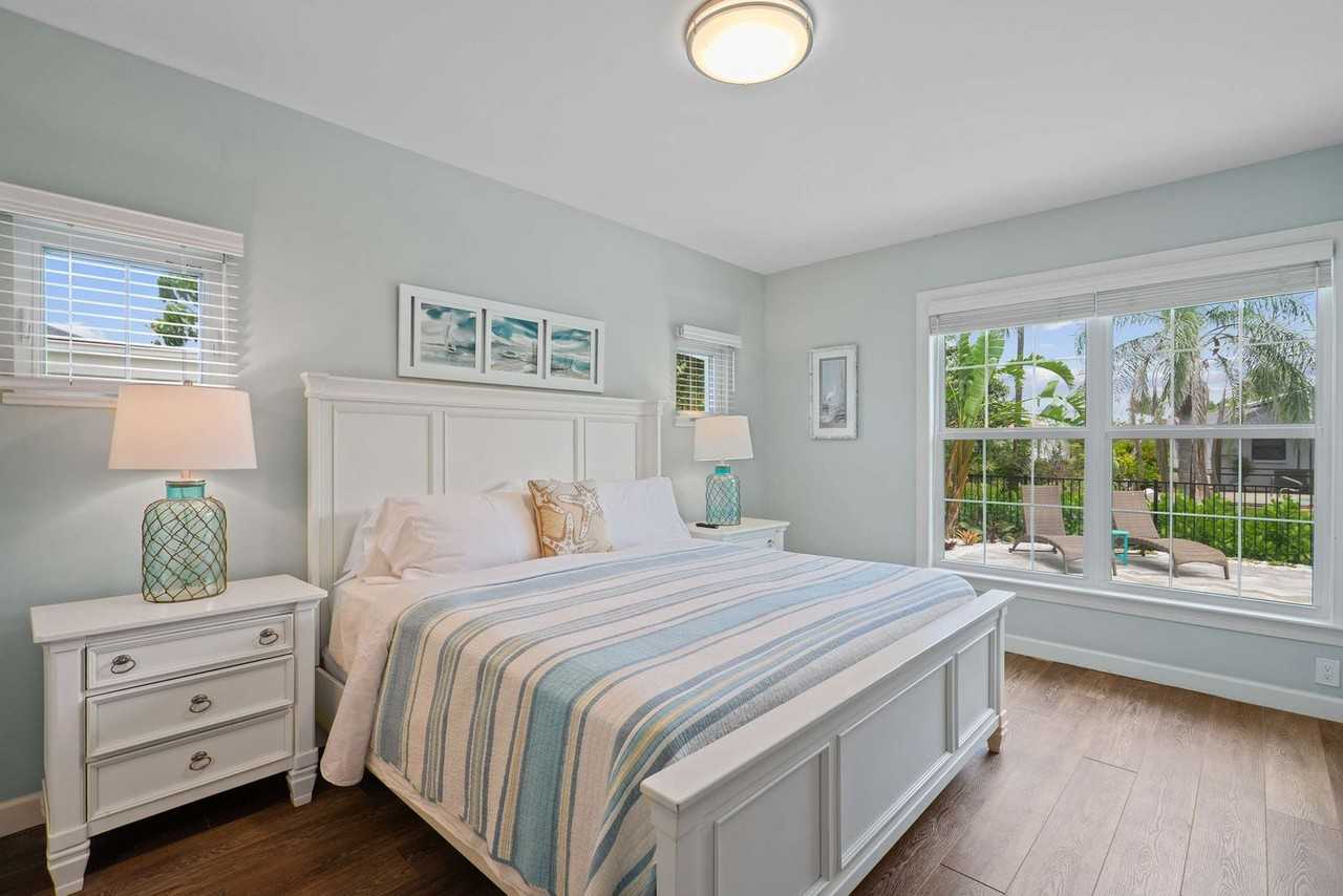 551 91st Ave N #1504170P - Photo 4 of 36