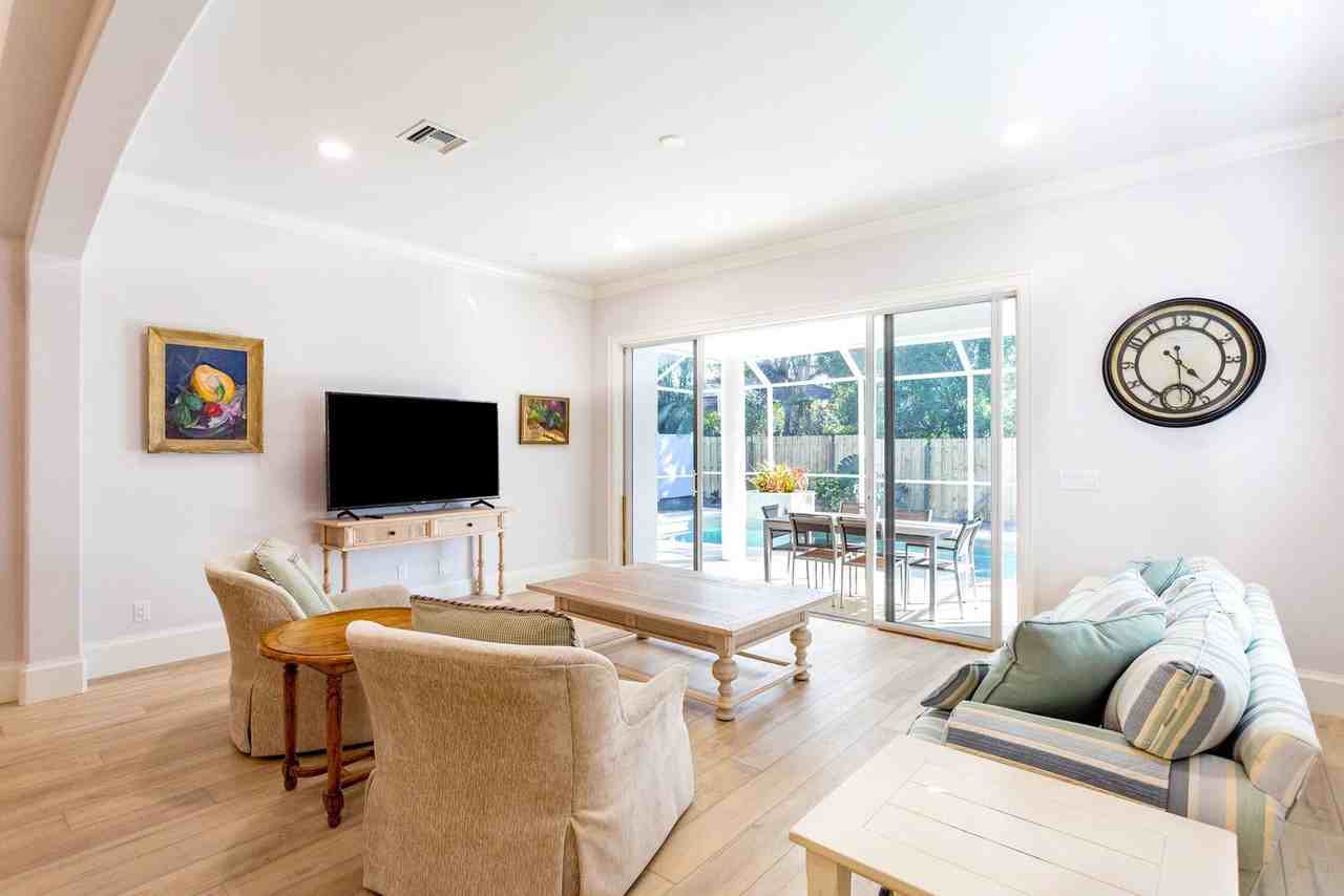 828 110th Ave N #1504175P - Photo 3 of 34