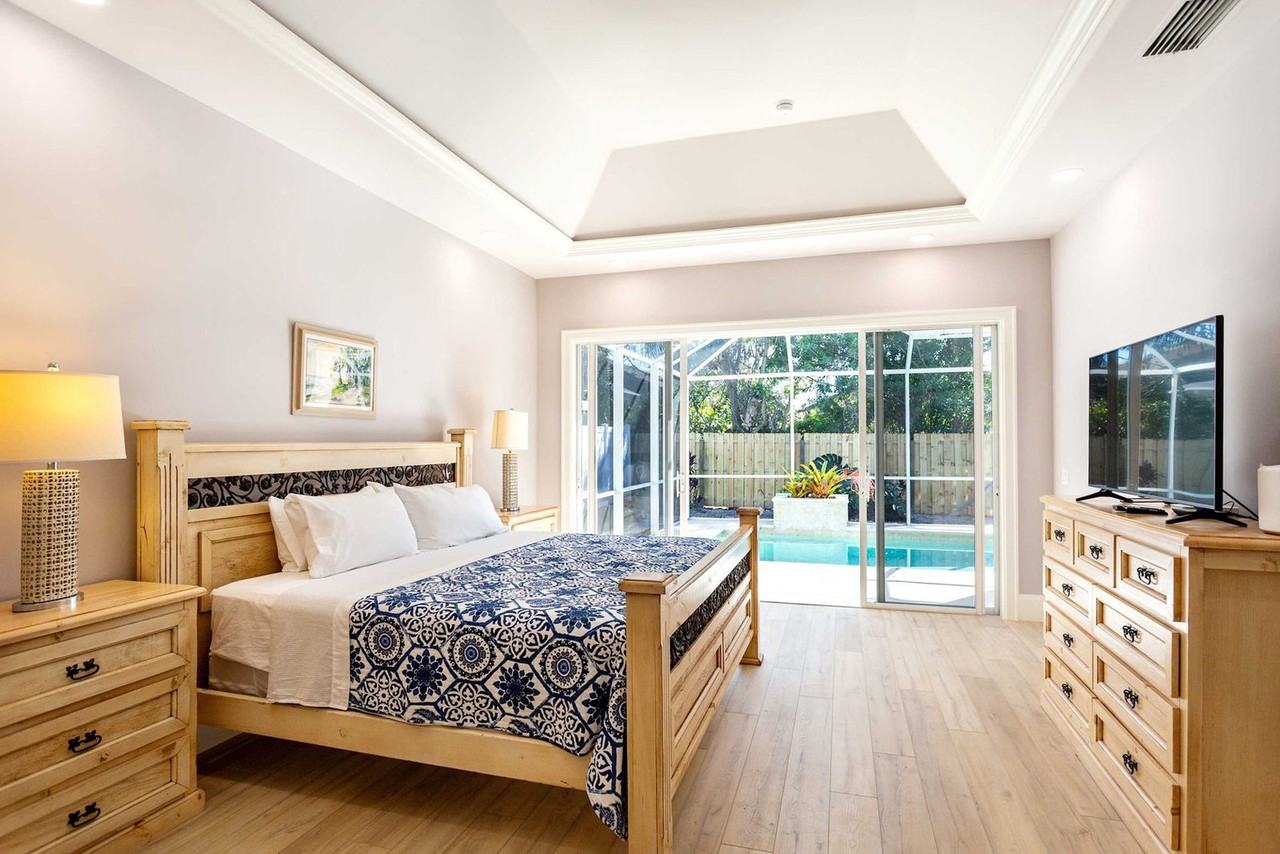 828 110th Ave N #1504175P - Photo 4 of 34