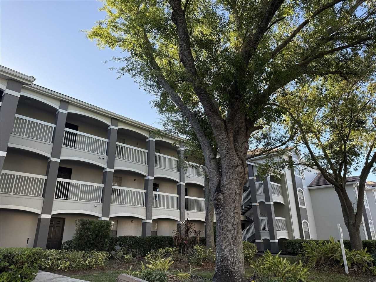 13839 Fairway Island Dr #1124 - Photo 3 of 33