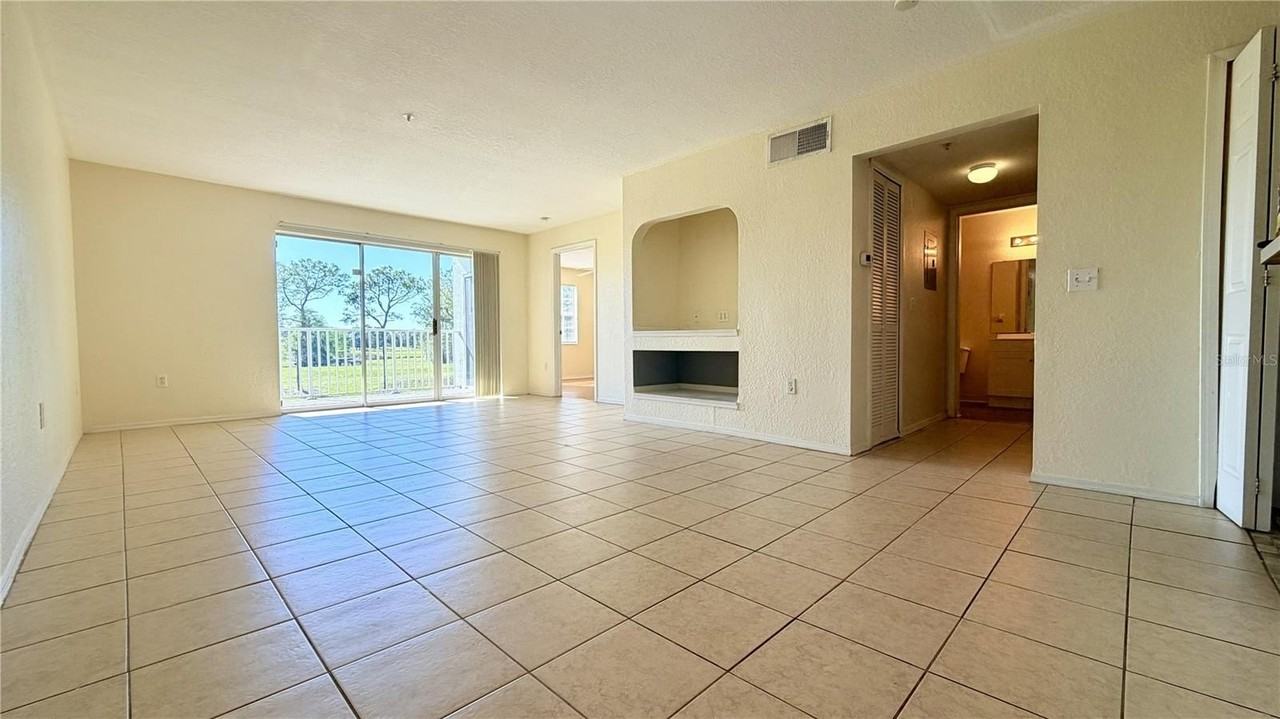 13839 Fairway Island Dr #1124 - Photo 6 of 33