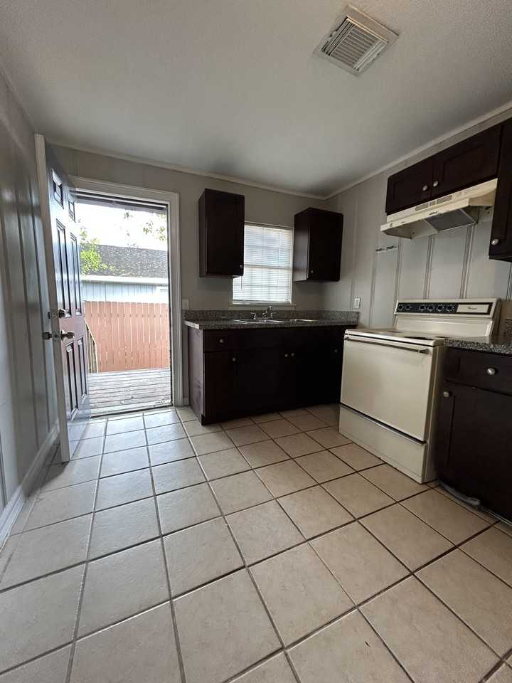 301 W Austin Ave #2 - Photo 3 of 9