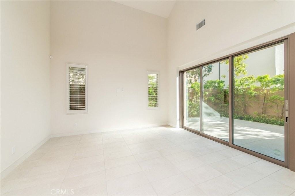 111 Winnett - Photo 3 of 31