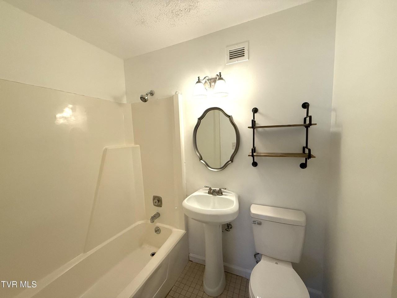 1225 Carriage Cir Apt 203 #203 - Photo 4 of 18