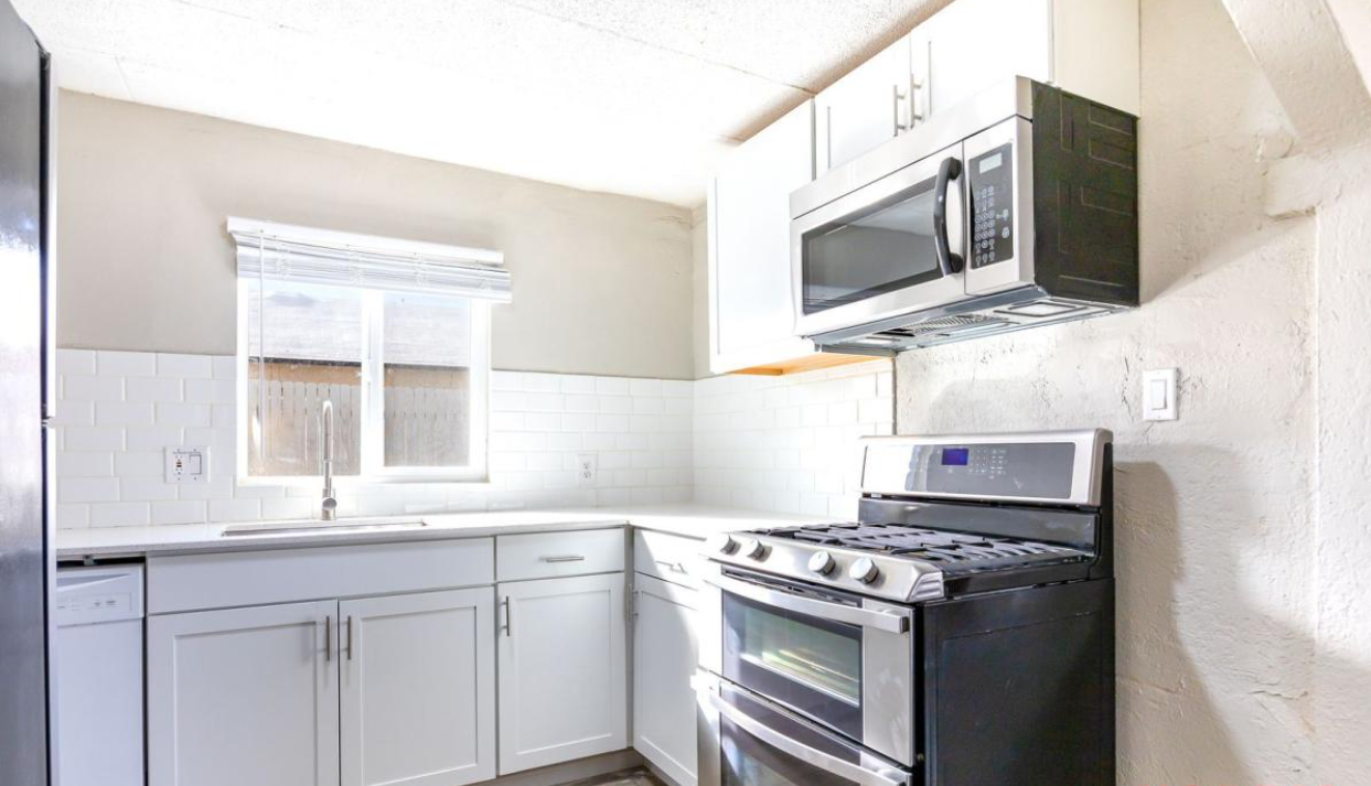 419 W 9th St #A - Photo 4 of 20